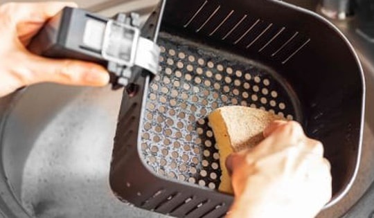 Mẹo làm sạch nồi chiên không dầu bị rỉ sét