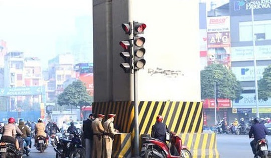 Sở GTVT Hà Nội nói gì về đèn đỏ 2 phút, đèn xanh 20 giây?