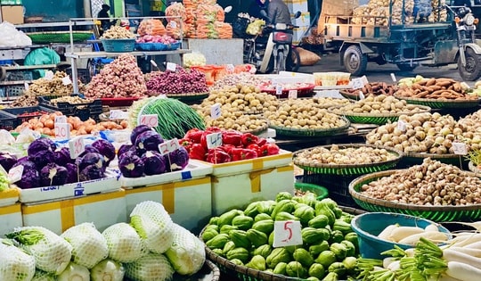 Chợ đầu mối nông sản tất bật nhập hàng phục vụ người dân dịp cận tết Nguyên đán 2025