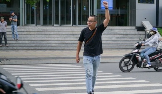 Người đi bộ phải tập ngay thói quen này nếu không muốn 'dính' phạt tiền theo quy định