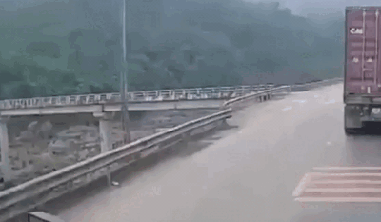 Phóng như 'bay' trên đường ngược chiều, xe máy lao thẳng vào xe tải khiến 2 người tử vong