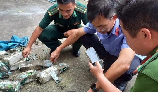 Người dân giao nộp 25kg nghi là ma túy trôi dạt vào bờ biển Côn Đảo