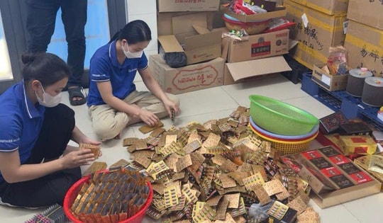 Huy động 11 xe tải để chở tang vật vụ đường dây sản xuất thuốc giả ở TPHCM