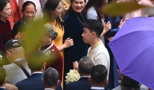 Con trai tỷ phú Phạm Nhật Vượng đến tặng cô dâu 1 thứ thuộc top hiếm thấy trong các đám cưới sao Việt