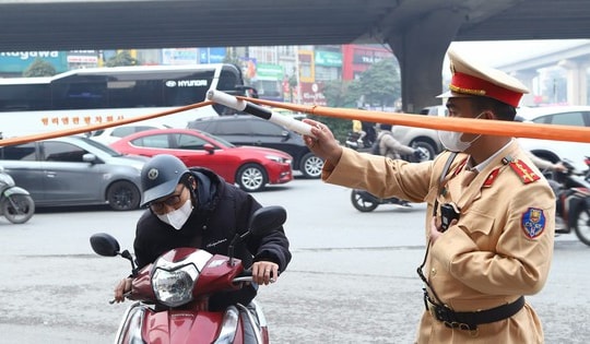 Đi xe máy lên vỉa hè, nhiều người dân ở Hà Nội bị xử phạt gần 1 tháng lương