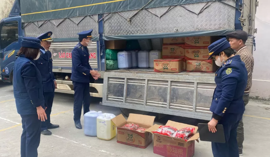 Đón lõng xe ô tô tải đang lưu thông, thu giữ rất nhiều can rượu và thực phẩm không rõ nguồn gốc, không nhãn mác