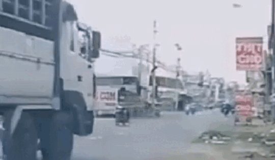 Mất lái khi đi xe máy qua vũng nước ven đường, người phụ nữ bị xe tải cán tử vong