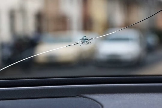 Kính chắn gió ô tô bị nứt: Nguyên nhân và cách xử lý