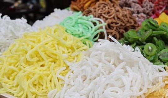 Mứt Tết bán tràn thị trường, xuất hiện nhiều loại '3 không'