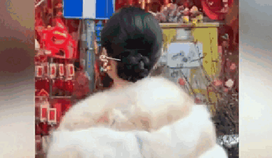 Phương Oanh đeo túi gần 1 tỷ đi chợ Tết khiến fan trầm trồ