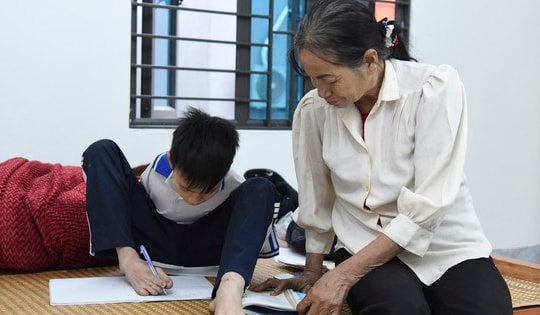 Cậu bé không tay ở Bắc Ninh dùng chân viết chữ, nuôi ước mơ làm bác sĩ cứu người