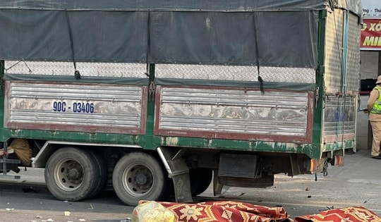 Hà Nội: Xe máy chở 4 người lao vào ô tô tải khiến 3 người tử vong