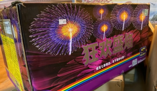 Công ty TNHH thương mại xuất nhập khẩu Hiếu Khánh chứa số lượng lớn mỹ phẩm, pháo hoa nổ không rõ nguồn gốc