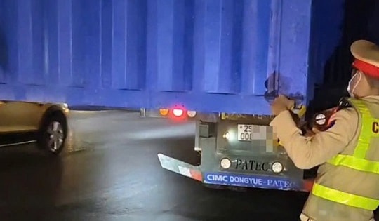 Xử phạt xe đầu kéo chở theo ‘ngôi nhà di động’