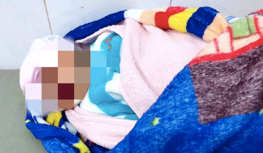 Bé trai sơ sinh bị bỏ rơi ở vườn cao su cùng bức thư của người mẹ trẻ