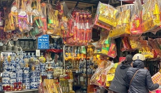 Hàng hóa đa dạng phục vụ ngày cúng ông Công, ông Táo