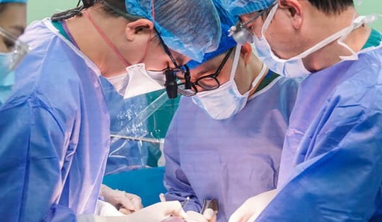 Hồi sinh cuộc đời cho bé gái 12 tuổi bị suy thận mạn tính giai đoạn cuối