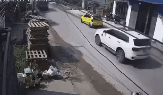 Vượt ẩu không quan sát, xe máy do nam sinh điều khiển bị xe tải húc văng