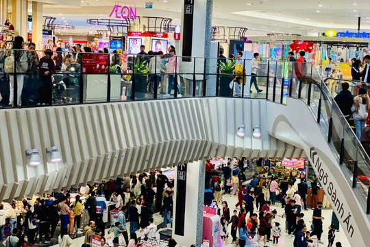 Hàng loạt cửa hàng thời trang ‘tung’ chương trình giảm giá sâu đón Tết 2025 nhưng vẫn kén người mua