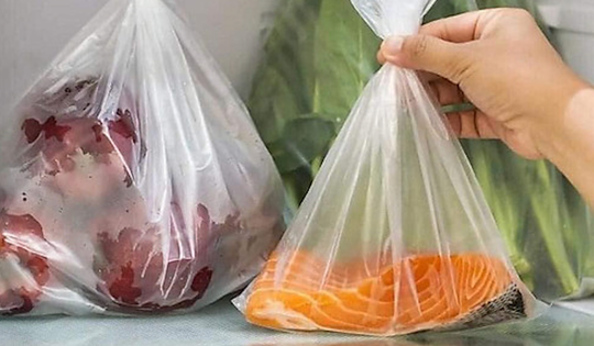 Vì sao không nên cho rau củ đựng trong túi nilon vào tủ lạnh?