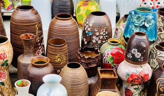 Đa dạng các loại bình gốm sứ, chậu cây cảnh xuống phố phục vụ người dân sắm Tết