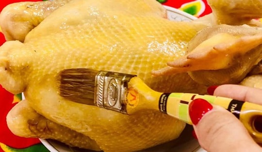 Cách luộc gà cúng ông Công ông Táo vàng ươm và mẹo hay tận dụng nước luộc gà để có cơm ngon