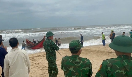 Ứng cứu 3 ngư dân cùng thuyền đánh cá bị sóng đánh chìm