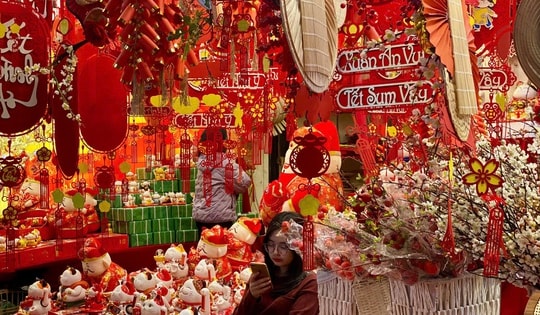 Phố phường Hà Nội đỏ rực bởi hàng trang trí Tết bày bán khắp các tuyến đường