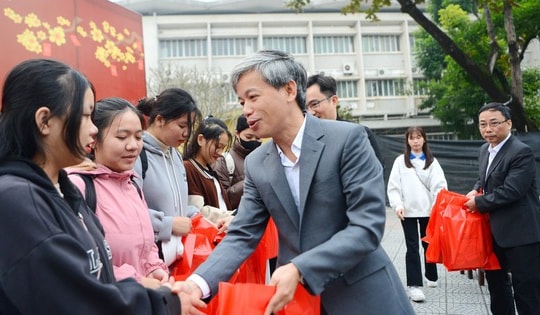 Ấm áp chuyến xe yêu thương đưa hàng trăm sinh viên về quê đón Tết