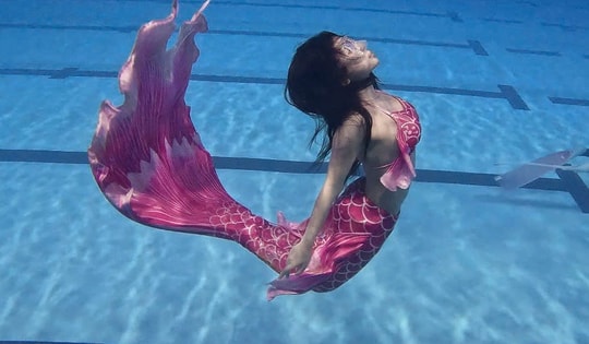 Thiếu nữ 16 tuổi chi số tiền lớn để thực hiện ước mơ trở thành 'nàng tiên cá'