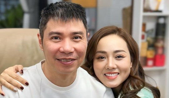 NSND Công Lý và vợ trẻ kém 15 tuổi tình tứ, dìu nhau sắm Tết sớm