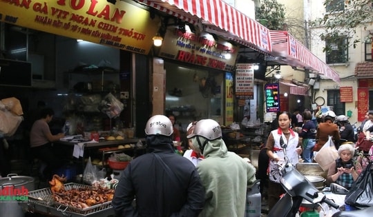 Hà Nội: Người dân chen chân đi 'chợ nhà giàu' mua đồ cúng ông Công, ông Táo