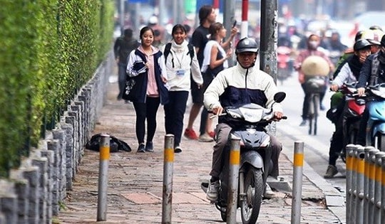 Đây là trường hợp duy nhất đi xe máy trên vỉa hè mà không bị phạt