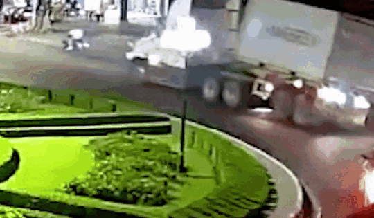 Thót tim cảnh xe container rơi thùng giữa đường khi đi qua vòng xuyến