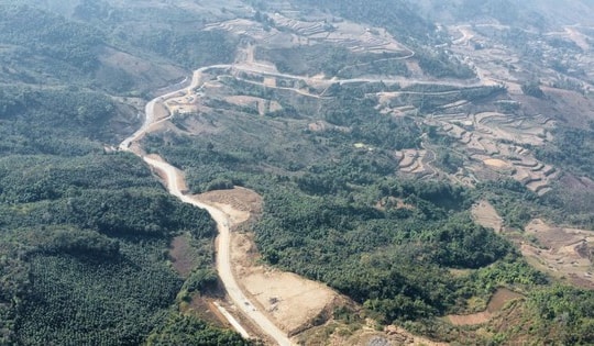 Ngắm tuyến đường băng qua nhiều đồi núi ở Bắc Kạn sắp thông xe