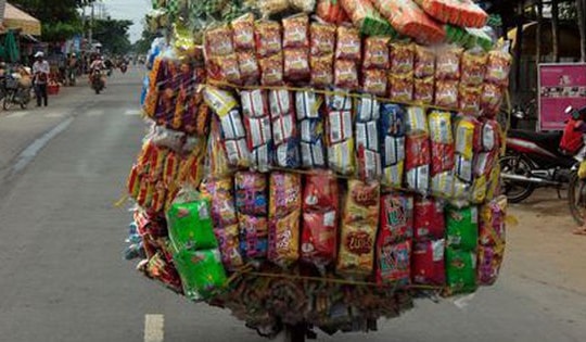 Quy định mới nhất về mức phạt xe máy chở hàng cồng kềnh, người vi phạm có thể mất đến 14 triệu đồng