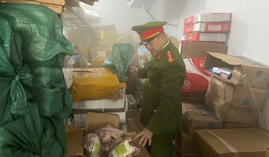 Bắt giữ gần 2 tấn thực phẩm không rõ nguồn gốc ngày cận Tết