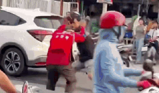 Xôn xao cảnh nam thanh niên cầm mũ bảo hiểm đánh tới tấp lái xe ôm công nghệ giữa đường