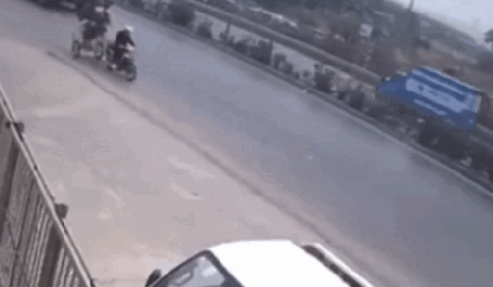 Khoảnh khắc xe máy đột ngột lao vào xe đầu kéo khiến nữ sinh năm cuối đại học tử vong thương tâm