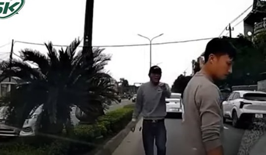 Thanh niên tạt đầu ô tô, hung hăng đánh người, gây náo loạn ở Huế