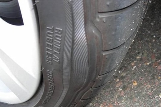 Lốp xe ô tô bị phồng: Nguyên nhân và cách khắc phục