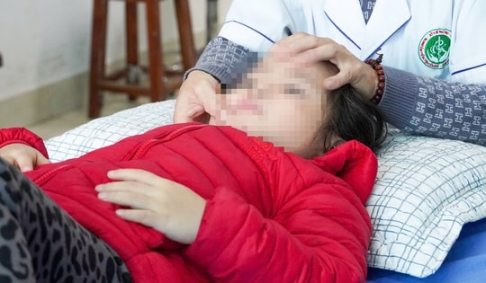 Bé gái hơn 4 tuổi bị liệt dây thần kinh số 7, chuyên gia chỉ rõ nguyên nhân không thể bỏ qua