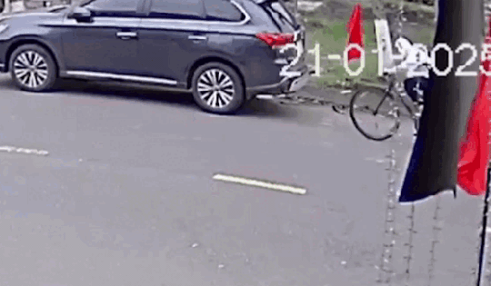 Đi xe đạp va vào ô tô, hành động của nam sinh sau đó khiến nhiều người phải tán thưởng