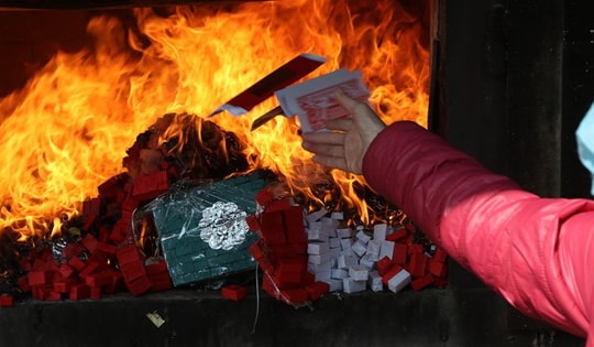 Phòng ngừa nguy cơ cháy nổ khi thắp hương, đốt vàng mã dịp Tết