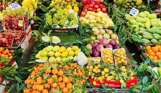 Hoa quả bày mâm lễ tăng cao cận Tết khiến nhiều người phải ‘giật mình’