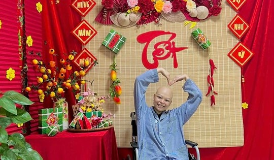 Ấm lòng chuyến xe từ thiện chở nữ chiến sĩ công an bị ung thư về quê ăn Tết