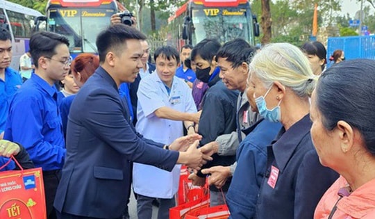 Bệnh nhân xúc động khi được về quê đón Tết trên những chuyến xe 0 đồng chở đầy yêu thương