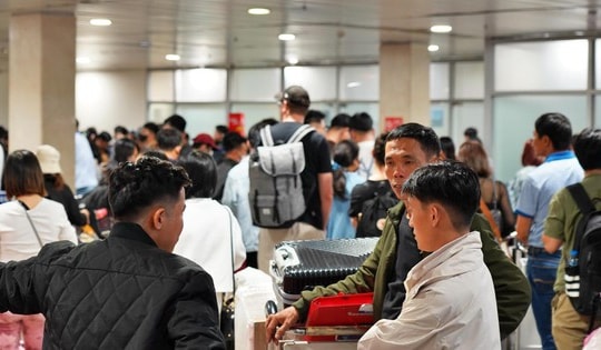 Sân bay Tân Sơn Nhất đông nghẹt chiều 24 Tết, hành khách vật vã ngồi chờ