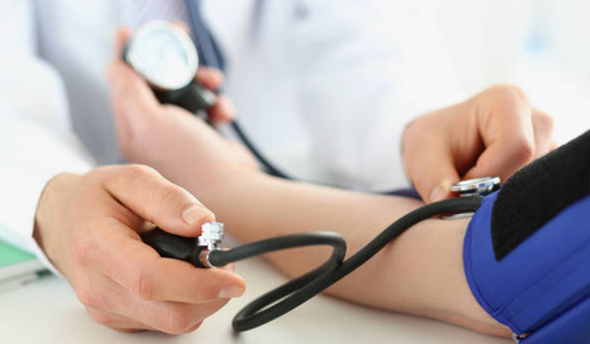 Trời lạnh có thể gây tăng huyết áp và đột quỵ, bác sĩ lưu ý cách bảo vệ sức khỏe