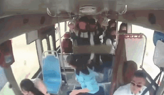 Khoảnh khắc xe buýt chở hàng chục học sinh bị xe ben tông trúng khi dừng đón khách